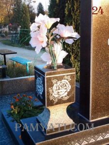 купить вазы из гранита на кладбище, купить вазу на кладбище из гранита, купить вазы из гранита, купить вазу из гранита, ваза гранитная, ваза с гравированным узором, гранитная ваза с узором, гранитная ваза с розой, ваза гранитная фото, памятник гранитный, памятник фото, памятник галерея